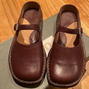 Born Bella espresso leather Mary Jane style low heel shoes.